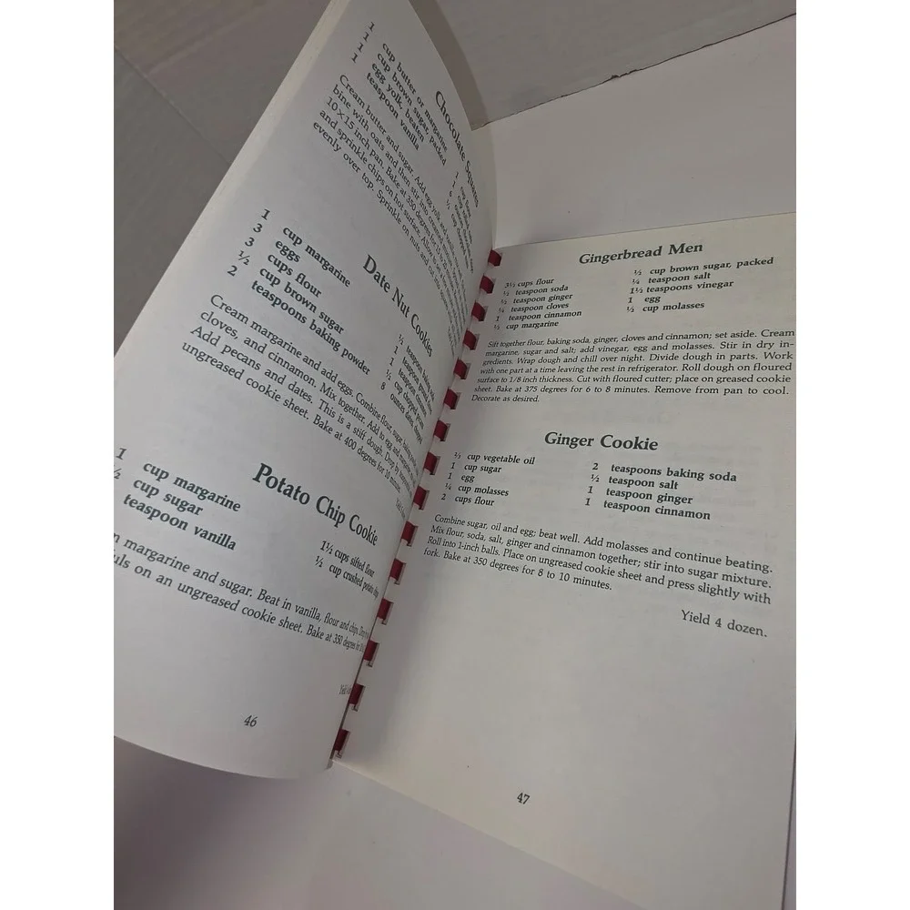 Holiday Favorites Traditional Family Recipes Cookbook vintage cook book